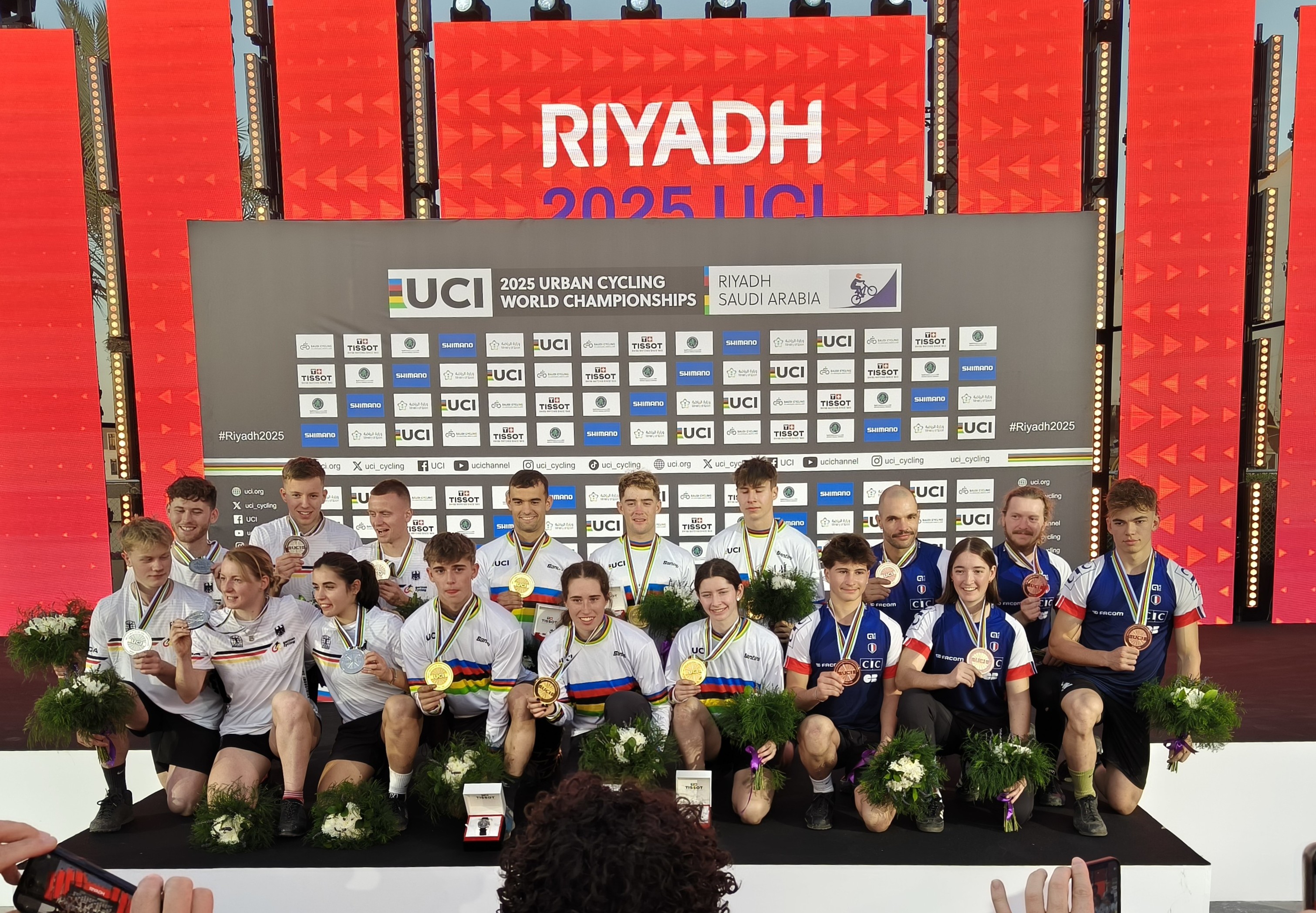 Mikel Azcona brilla en su debut mundialista y contribuye al oro de España en trialbici