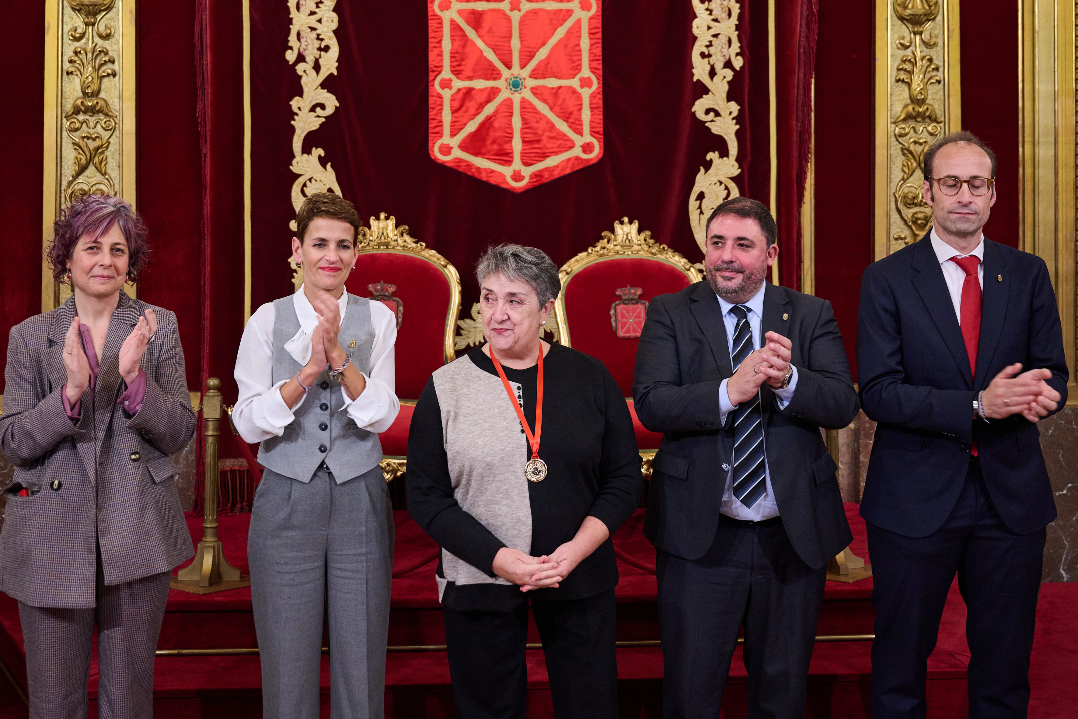 La Presidenta Chivite entrega la Medalla de Oro al Mérito Deportivo a la tiradora con arco Carmen Rubio