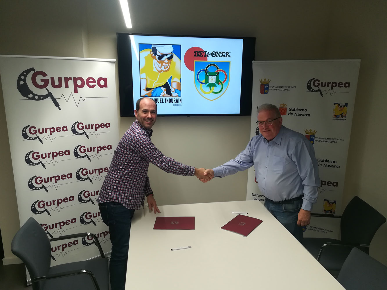 Firma del contrato de patrocinio entre la FMIF y el C.D. Beti Onak K.T.