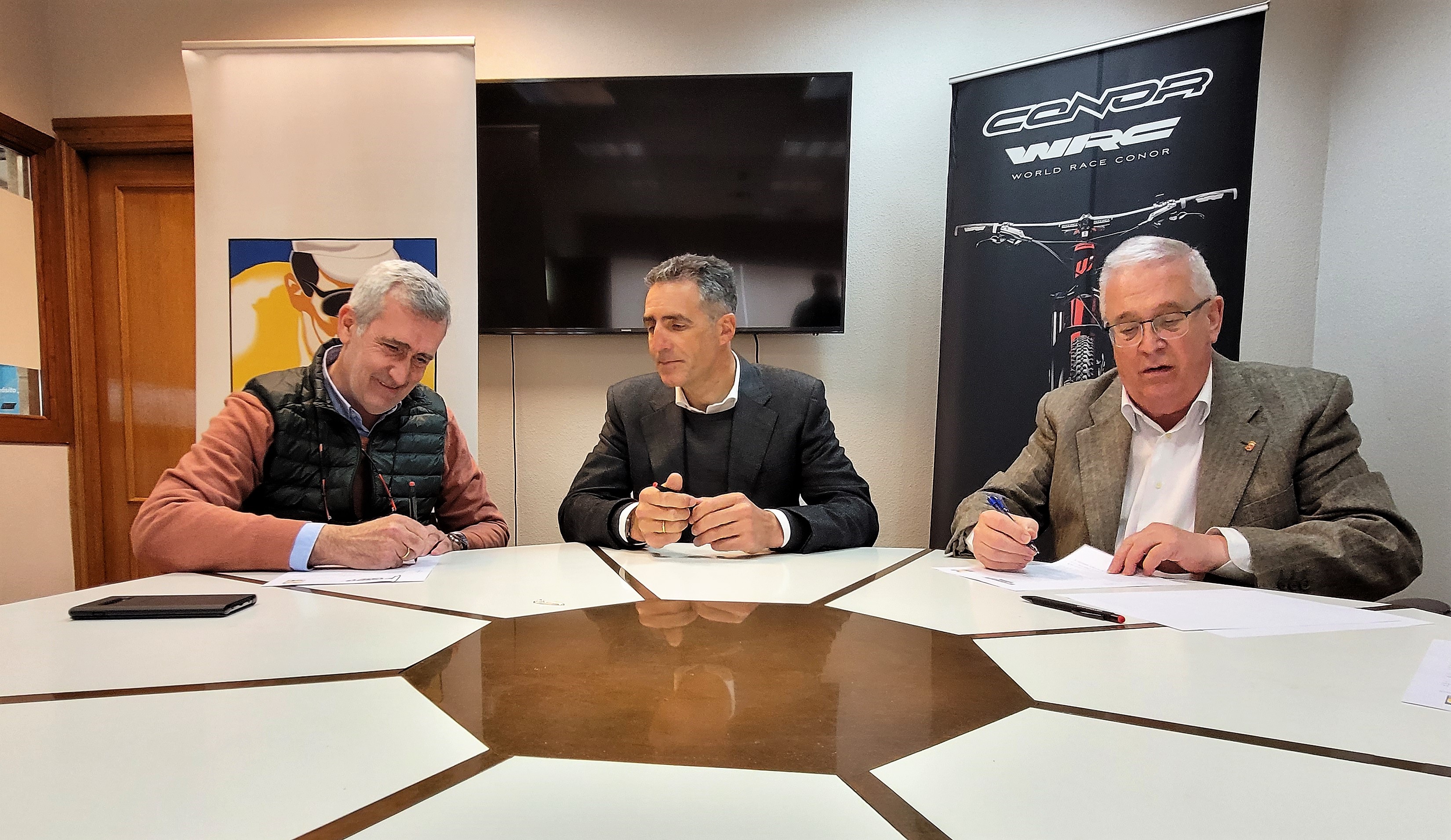 Firma del acuerdo de patrocinio entre la Fundación Miguel Induráin Fundazioa y Conor Bikes