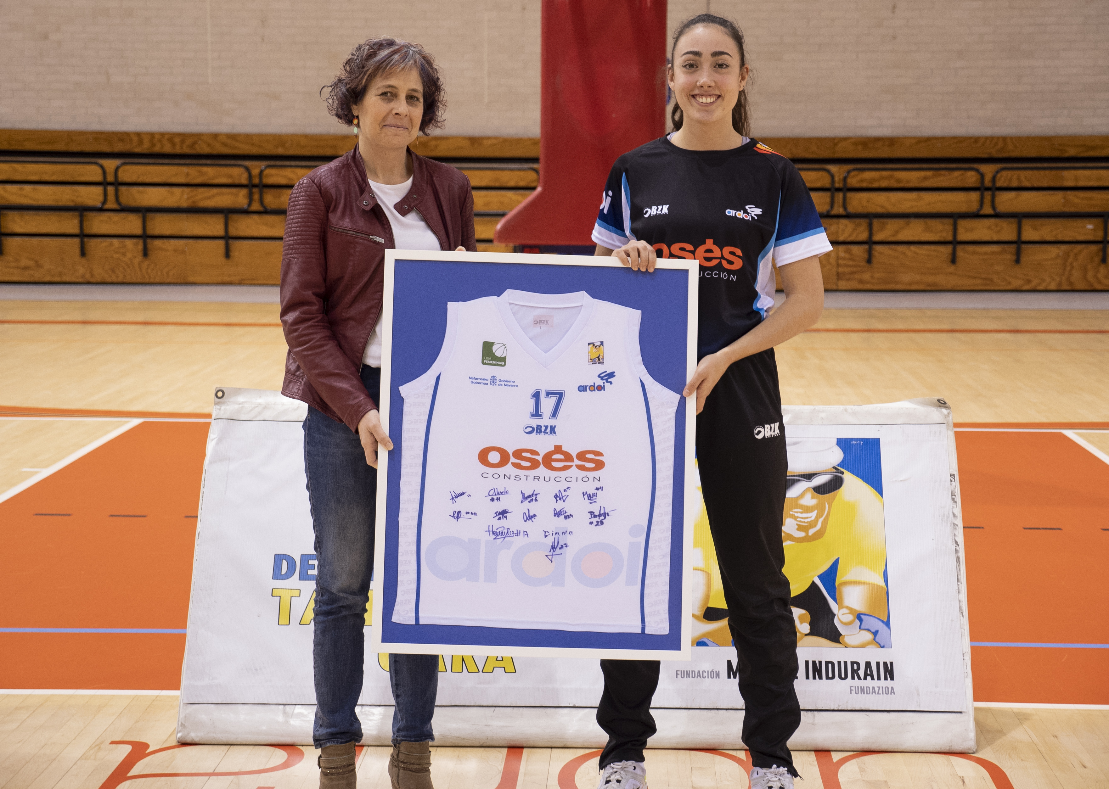 Reconocimiento de la Fundacion Navarra de Baloncesto Ardoi a la Fundación Miguel Indurain Fundazioa