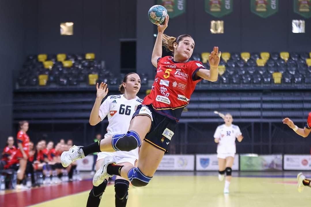 Naroa Baquedano y Estitxu Rodríguez, con la selección española de balonmano