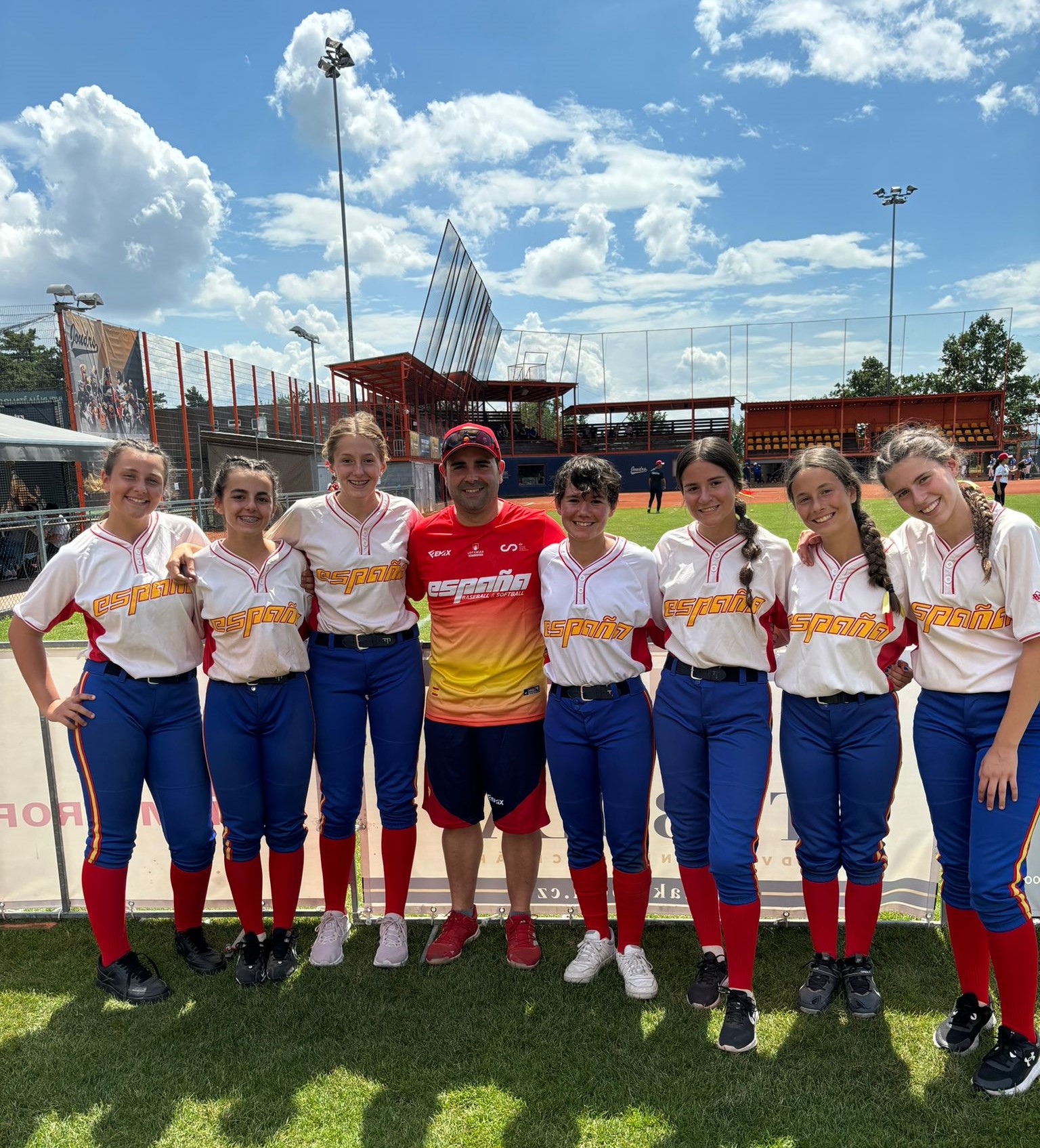 ESPAÑA LOGRA DOS VICTORIAS EN LA JORNADA INAUGURAL DEL EUROPEO DE SÓFBOL 2015