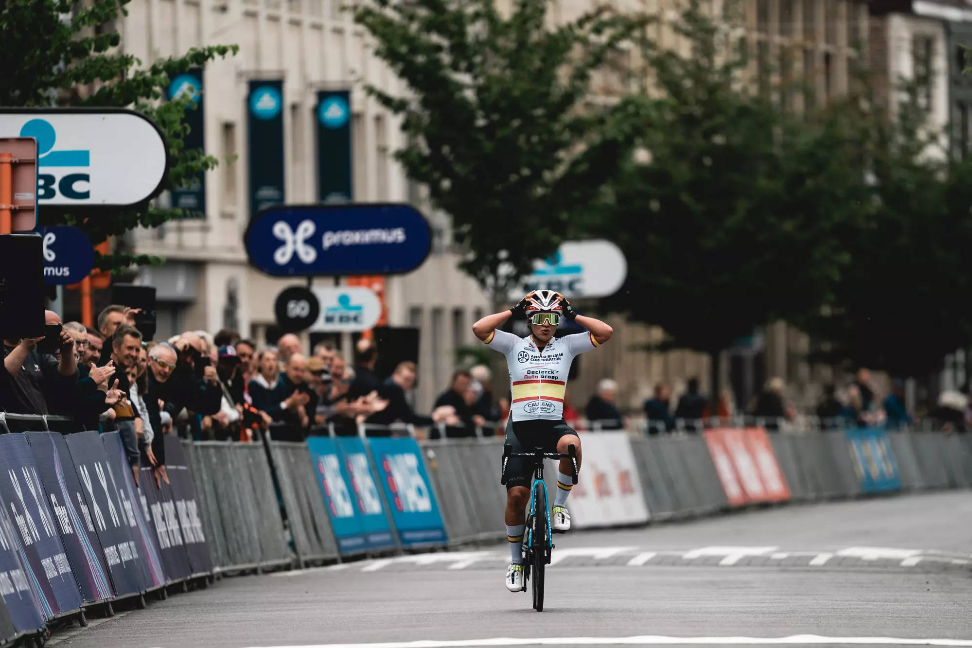 Paula Ostiz hace historia al ganar el Tour de Flandes