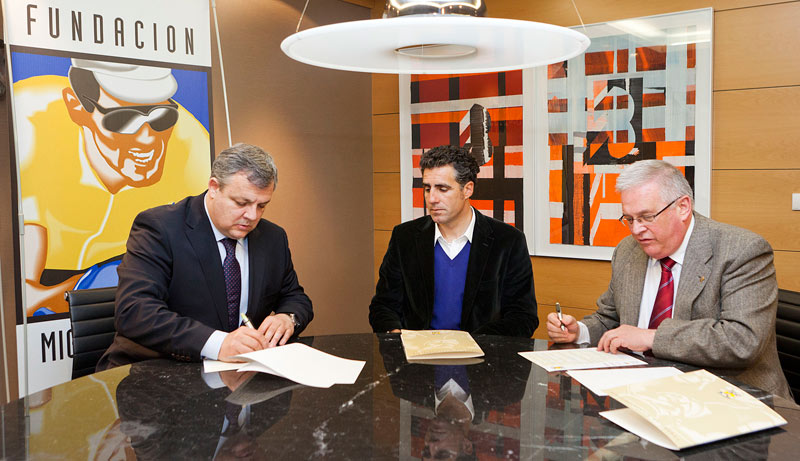 Caja Navarra suscribe un convenio de patrocinio con la Fundación Miguel Indurain
